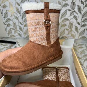 Michael Kors Tan Suede Boots with Logo and White Fur never used (little girl)